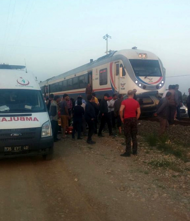 İzmir'de yolcu treni otomobile çarptı: 2 yaralı
