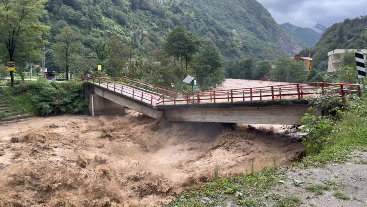 Rize'de sağanak sel ve heyelana neden oldu