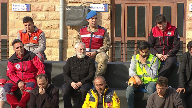 TRT dizilerinin oyuncuları 'Asrın felaketi'nin kahramanları ile bir araya geldi