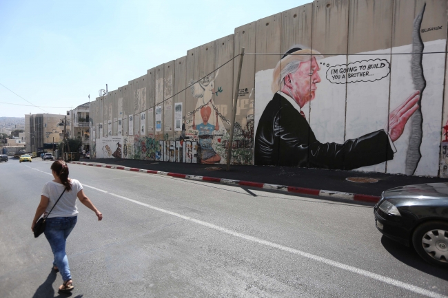 Ayrım Duvarı'nda Trump'a grafitili tepki