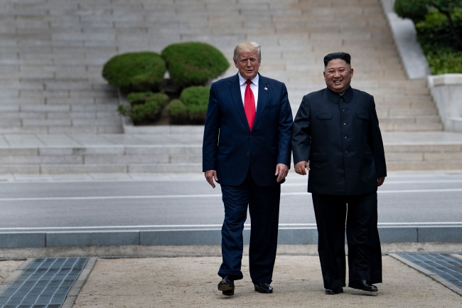ABD Başkanı Donald Trump ve Kuzey Kore lideri Kim Jong-un, 30 Haziran 2019'da Güney Kore-Kuzey Kore sınırındaki ''silahsızlandırılmış bölgede'' görüştü. Trump, Kuzey Kore topraklarına adım atan ilk ABD Başkanı oldu. Fotoğraf: Getty