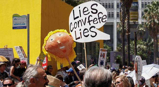 Protestoda Trump'a ağır gönderme