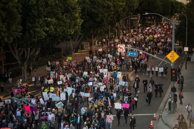 Yüzbinlerce kadın Trump'a karşı yürüdü
