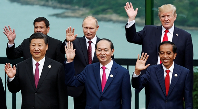 Trump ve Duterte ilk kez bir araya geldi