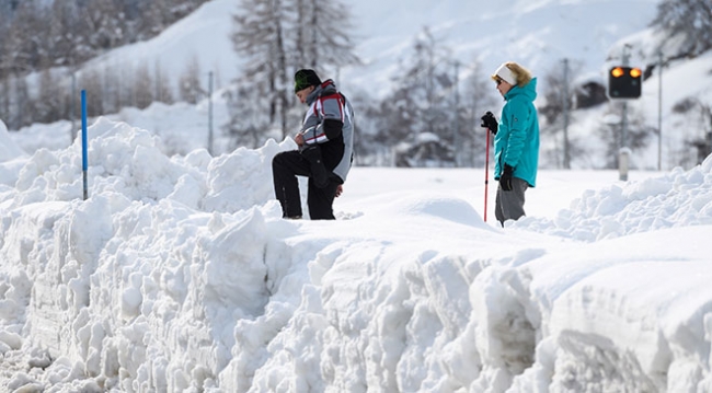İsviçre'de mahsur kalan 13 bin turist için tren seferleri yeniden başladı