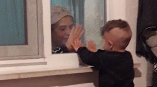 Karantinadaki babaannesiyle cam arkasından oynuyor