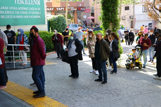 AVM'ler 17 günlük aranın ardından kapılarını açtı