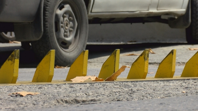 Ters kapana giren onlarca aracın lastiği patladı