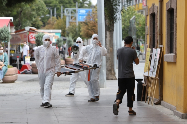 Konya'da tulum ve sedyeli koronavirüs sosyal deneyi