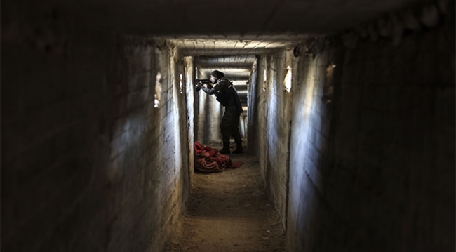 Afrin'de teröristlerin gizlendiği labirent tüneller bulundu