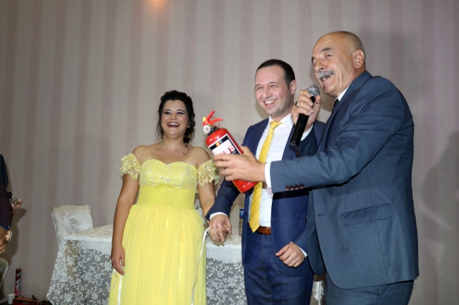 Nişanlanan çifte 'yangın tüpü' hediye edildi