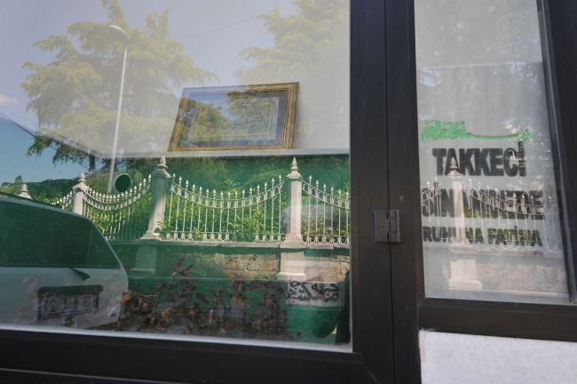 Türbenin üzerine 5 katlı apartman yaptılar