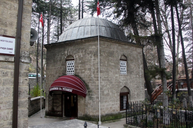 Türbeye Fransız tarzı tente takılmasına tepki