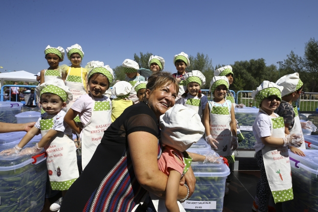 Dünyanın en büyük turşu kurma rekor denemesi yapıldı