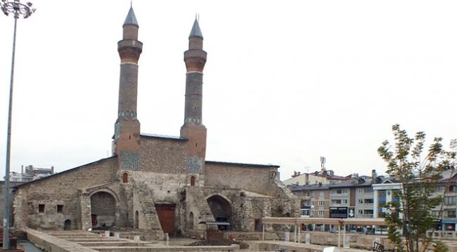 Sivas'ta tarihi meydanda bulunan tünelin tamamı ortaya çıkarılacak