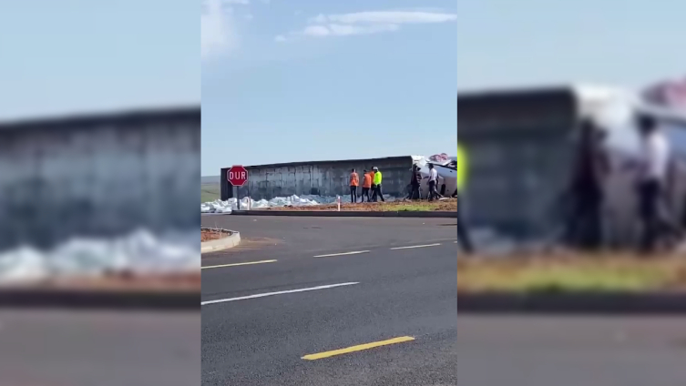 Diyarbakır karayolunda tır devrildi