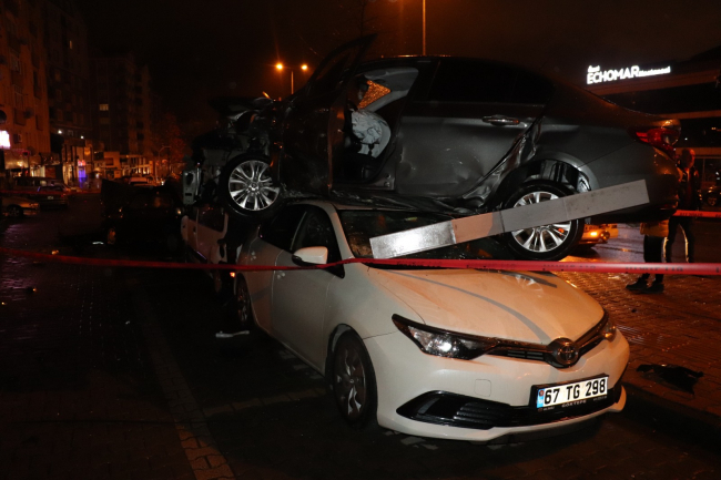 Kazada savrulan otomobil çarptığı aracın üzerinde asılı kaldı