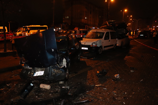 Kazada savrulan otomobil çarptığı aracın üzerinde asılı kaldı