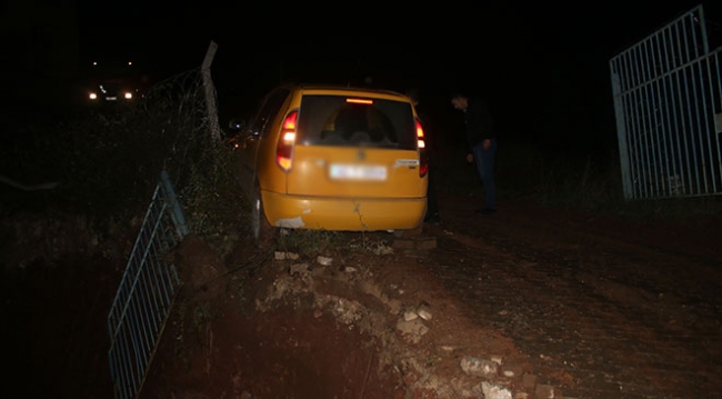 Ticari araç uçurumun kıyısından kurtarıldı