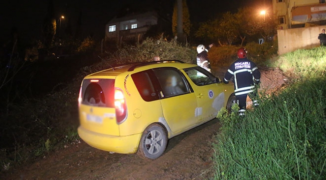 Ticari araç uçurumun kıyısından kurtarıldı