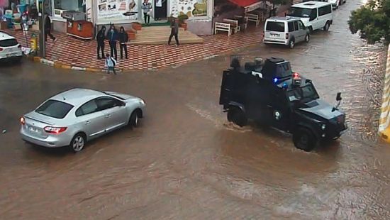 Yağmura yakalanan öğrencilere zırhlı ulaşım