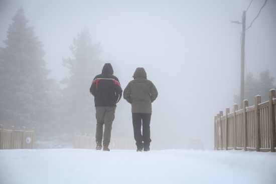 Uludağ'da turistlerin kar sevinci