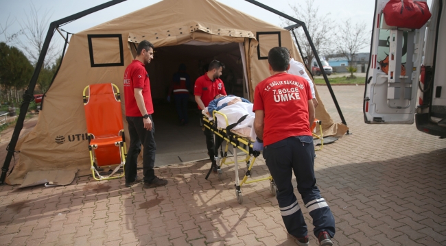 UMKE gönüllüleri sınırın sıfır noktasında şifa dağıtıyor