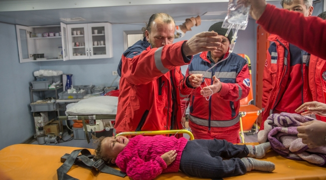 UMKE gönüllüleri sınırın sıfır noktasında şifa dağıtıyor