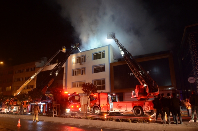 Ümraniye'de mobilya mağazasında yangın