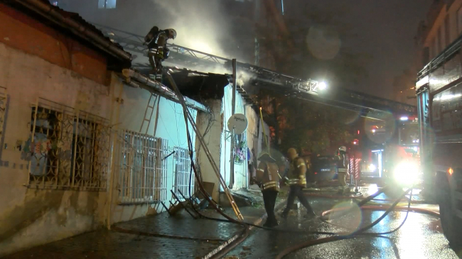 İstanbul'da gecekondu yangını