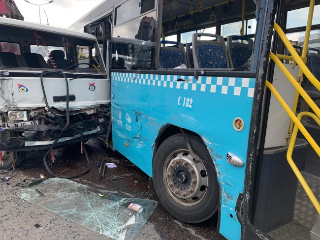 İstanbul'da kamyon otobüse çarptı: 9 yaralı