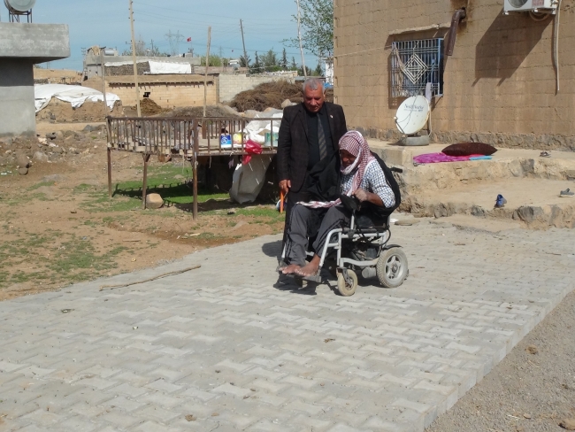 Evlerinden çıkamayan engelliler için özel yol yapıldı