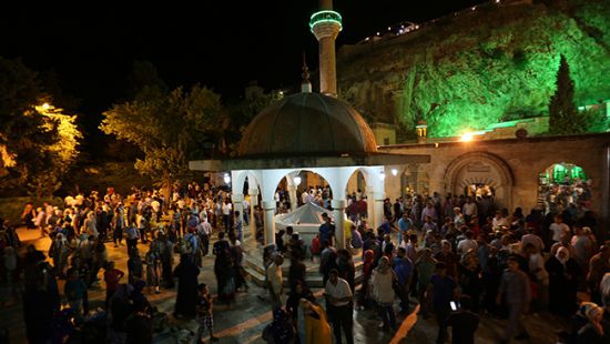 'Kadir Gecesi'nde camiler doldu taştı