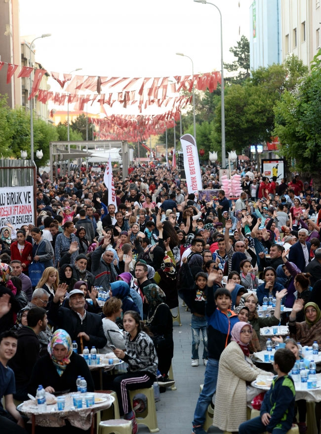 Türkiye'nin en büyük iftar sofrası kuruldu