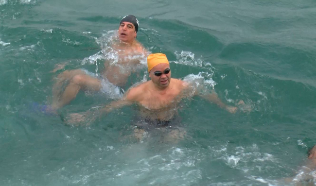 Eksi 3 derecede Boğaz'ın serin sularına atladılar