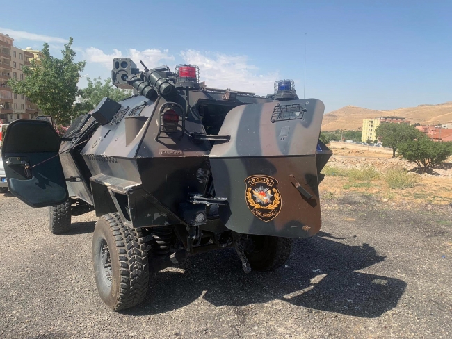 Uygulamada kamyonet bariyere çarptı: 1'i polis 4 yaralı