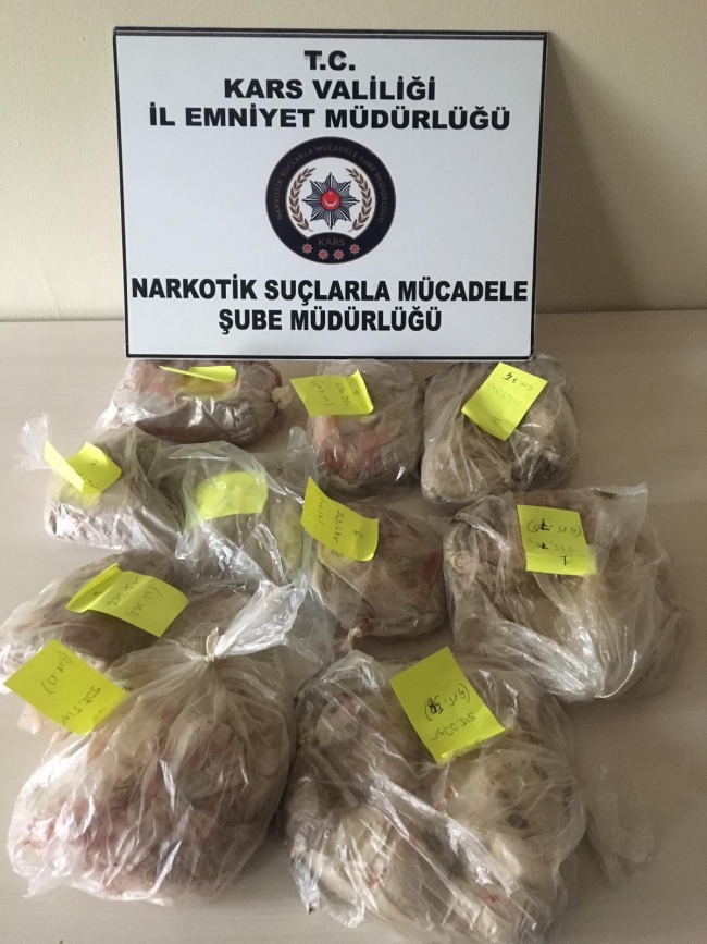 Eroini karabiberle gizlemeye çalışan kadın tutuklandı