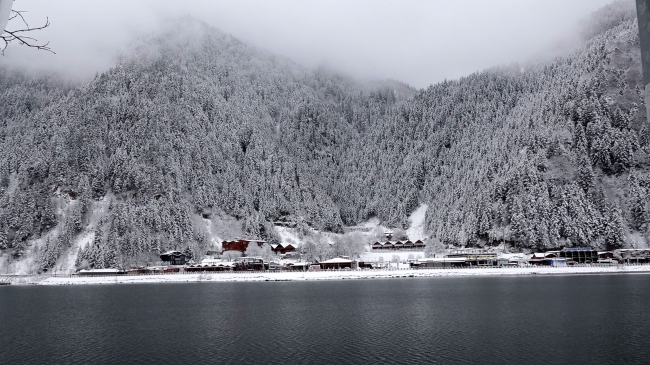 Trabzon’un ünlü turizm merkezi Uzungöl beyaza büründü