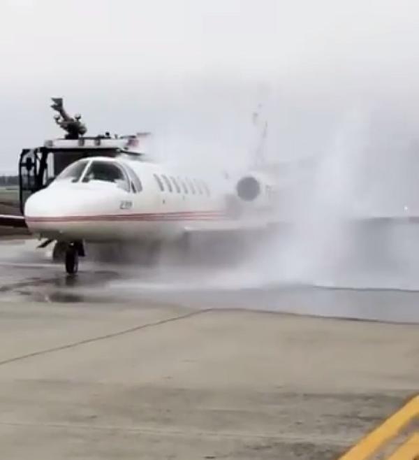 Atatürk Havalimanı'nda özel uçağın lastiği alev aldı
