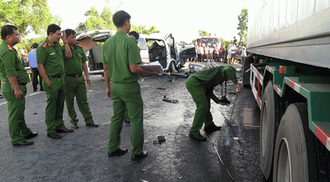 Vietnam'da otobüsle kamyon çarpıştı: 13 ölü