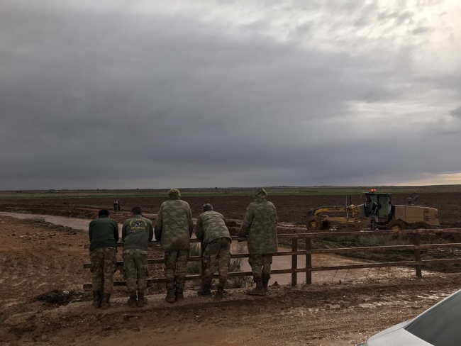 Şanlıurfa'da askeri araç dereye devrildi