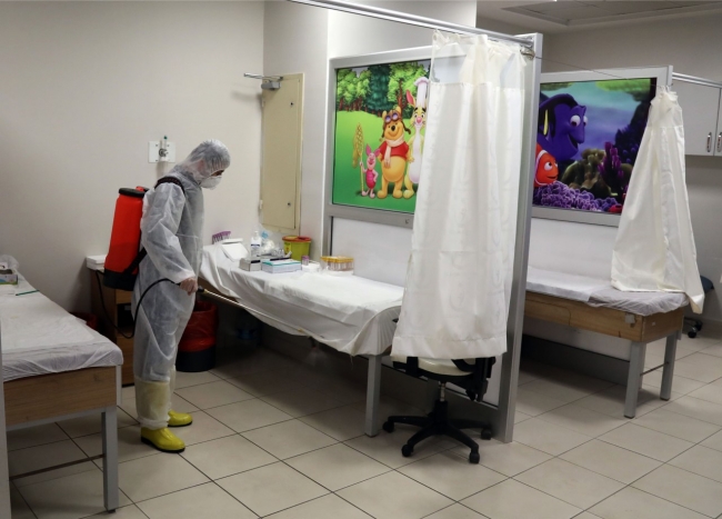 Ekipler hastanenin poliklinik, laboratuvar, koridorlar, acil servis ve lavabolarında dezenfeksiyon işlemi yaptı. Fotoğraf: DHA