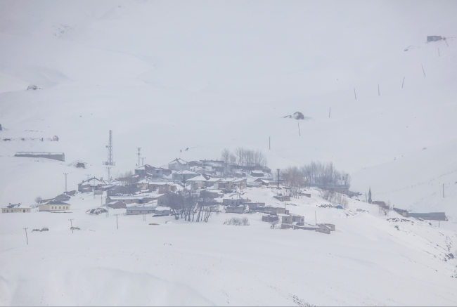 Kar ve tipi 49 yolu ulaşıma kapattı