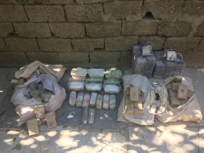 Van'da zehir tacirlerine baskın: 99 kilogram eroin ele geçirildi
