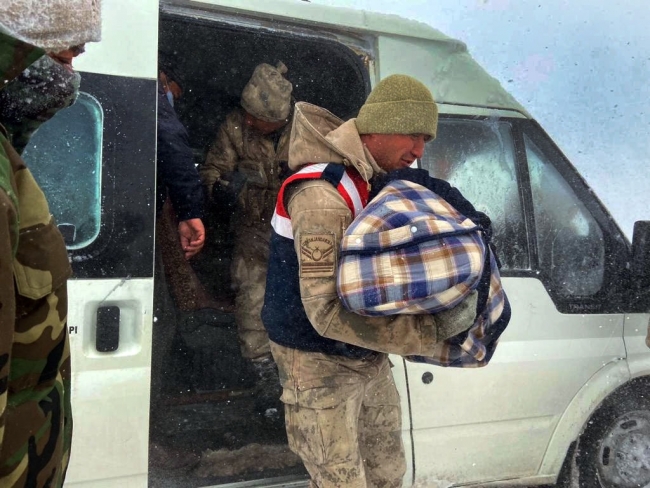 Van'da tipide mahsur kalan vatandaşlar kurtarıldı