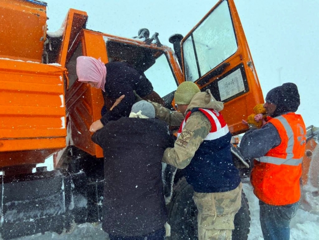 Van'da tipide mahsur kalan vatandaşlar kurtarıldı