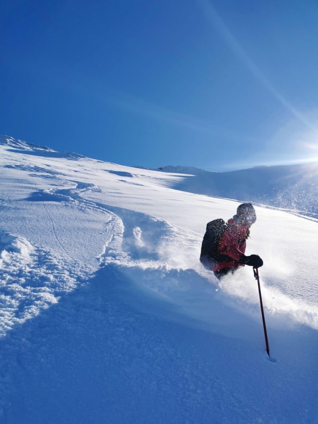 Fransız ve İsviçreli turistler Artos Dağı zirvesinde kayak yaptı