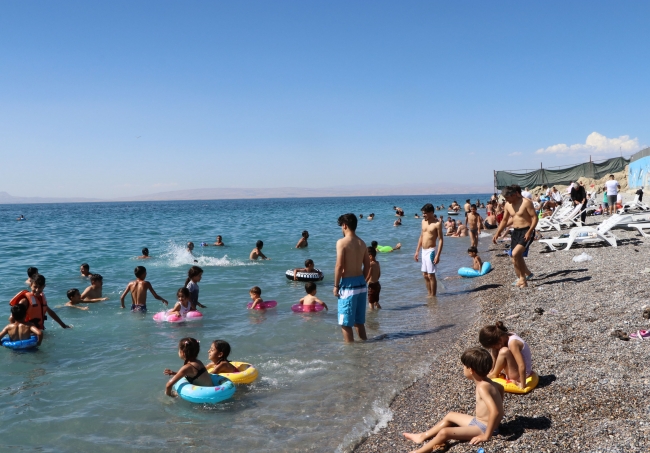 Türkiye'nin denize kıyısı olmayan ilk mavi bayraklı plajına yoğun ilgi