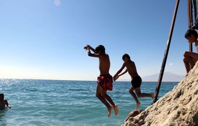 Türkiye'nin denize kıyısı olmayan ilk mavi bayraklı plajına yoğun ilgi