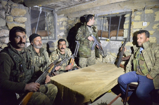 Yeni yıla vatan nöbetinde elleri tetikte girdiler